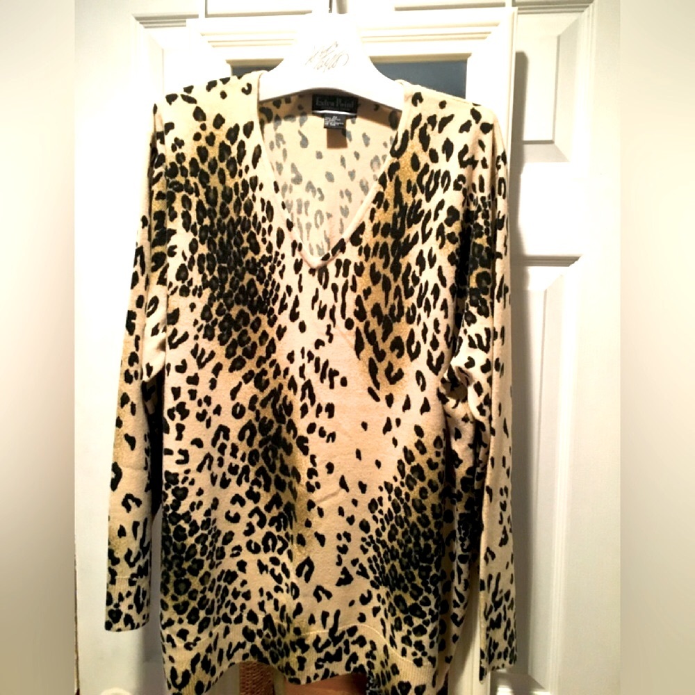 EXTRA POINT 2X V-NECK ANIMAL PRINT SWEATER. 100% ACRYLIC. NWOT.